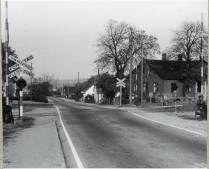 Järnvägsövergång vid Hurva Västra 1957. Foto: digitaltmuseum.se/Järnvägsmuseet.